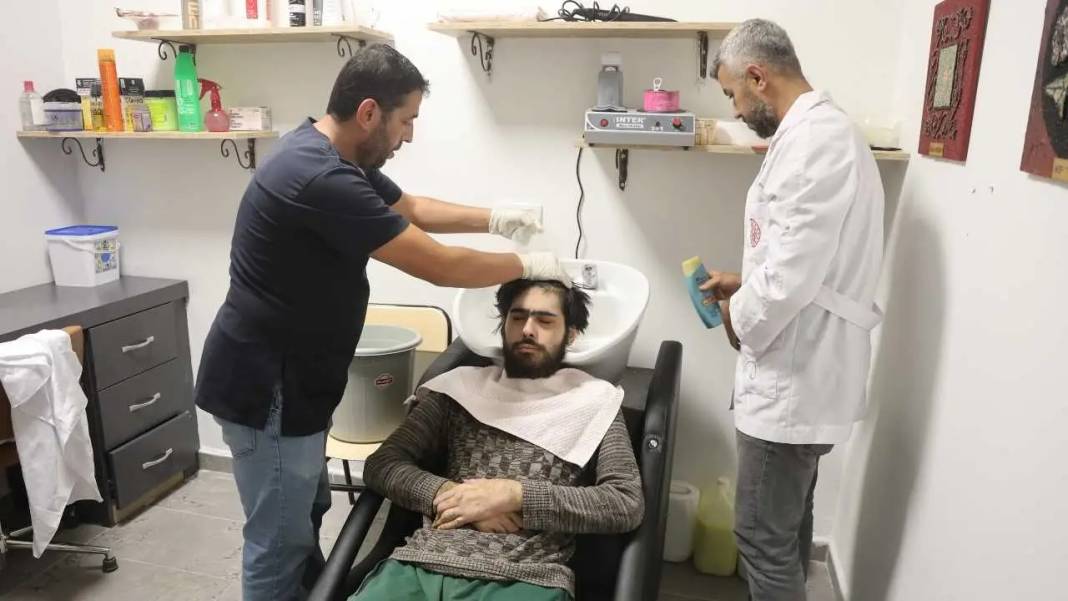 Hatay’da Depremzede Genç 3 Yıl Sonra İlk Kez Evden Çıktı! 5